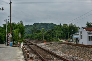 遗留在城区的老铁路：苍凉冷清的轨道，记录这座城的辉煌与辛酸