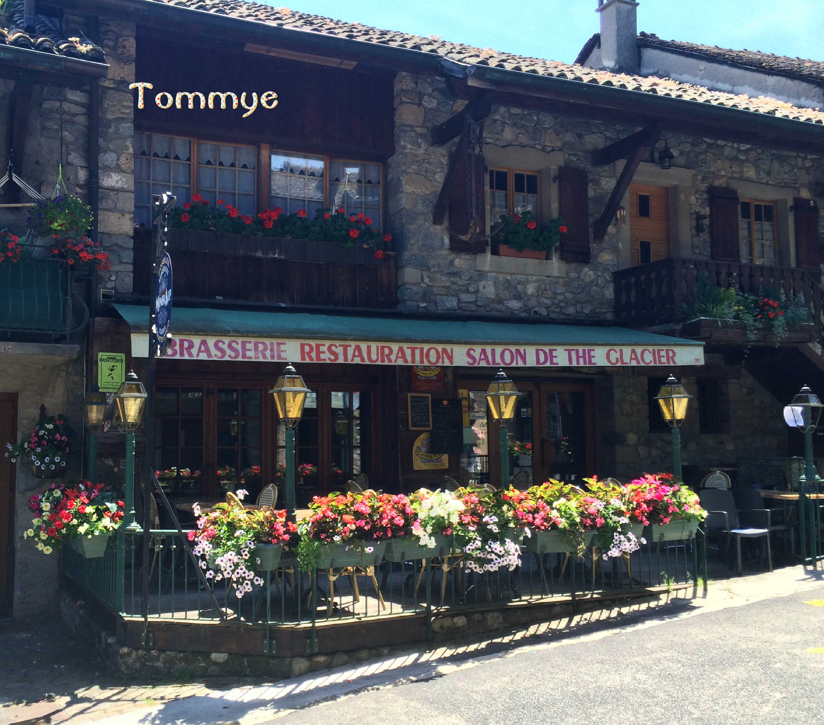 在洛桑附近还有一个法国小镇伊瓦尔(Yviore)，伊瓦尔是一个浪漫风情的鲜花小镇，房屋全是用石头砌成