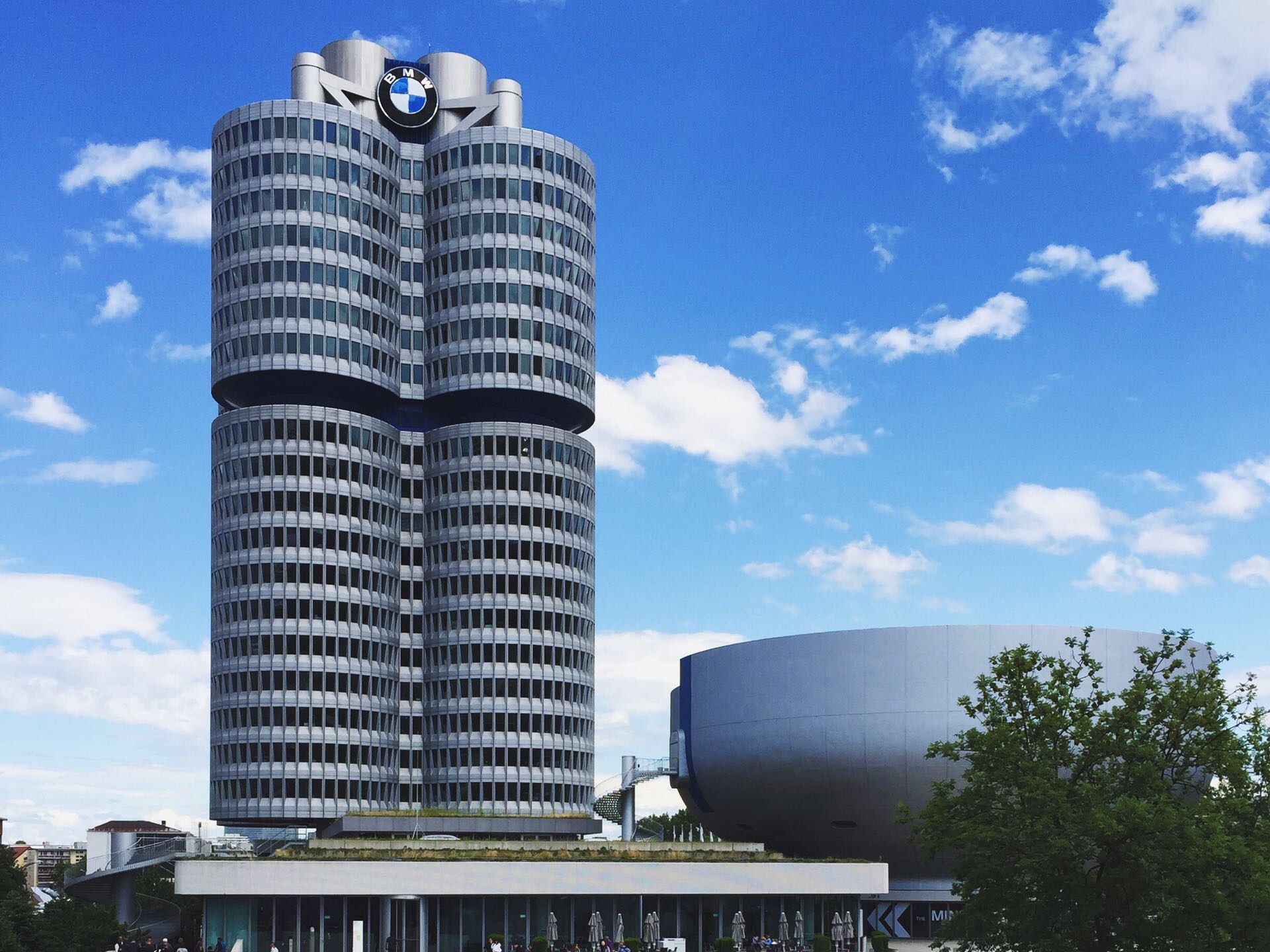 德国宝马博物馆  来德国一定要来看看关于车的博物馆。最出名的莫过于宝马和奔驰的汽车博物馆。懂车的看得