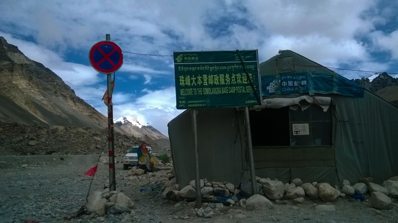 在珠峰大本营寄出来自世界海拔最高邮局的明信片