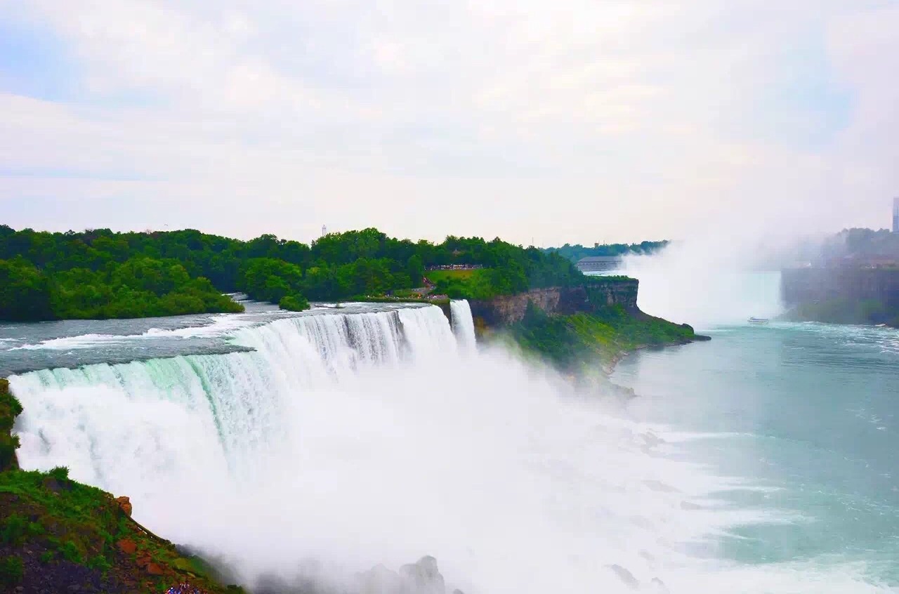 尼亚加拉瀑布，位于加拿大和美国的交界处，是世界第一大跨国浦布