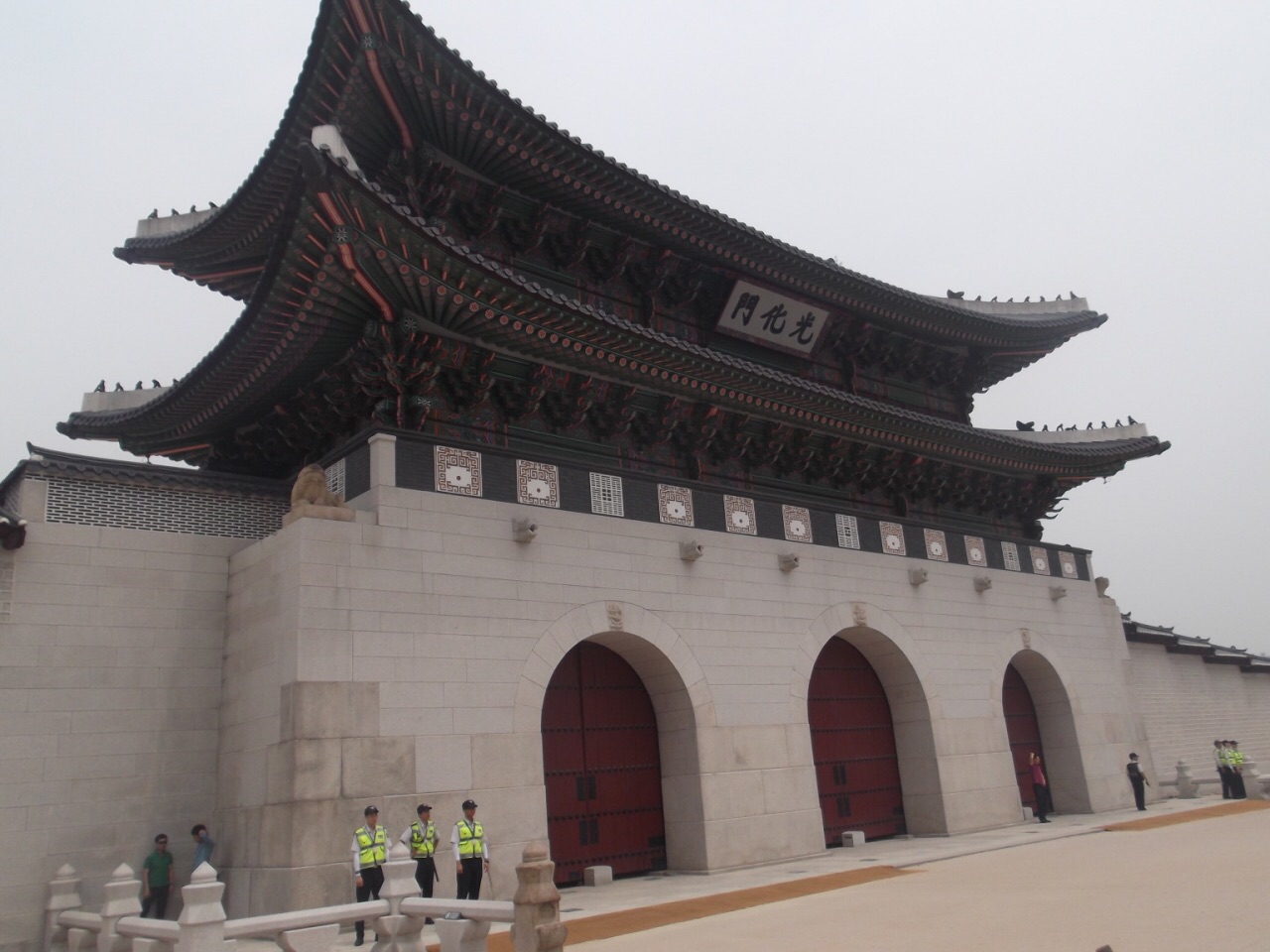 景福宫 景福宫，韩国的故宫。从宫殿面积、陈设和环境各方面都反映出当时附属国的地位。