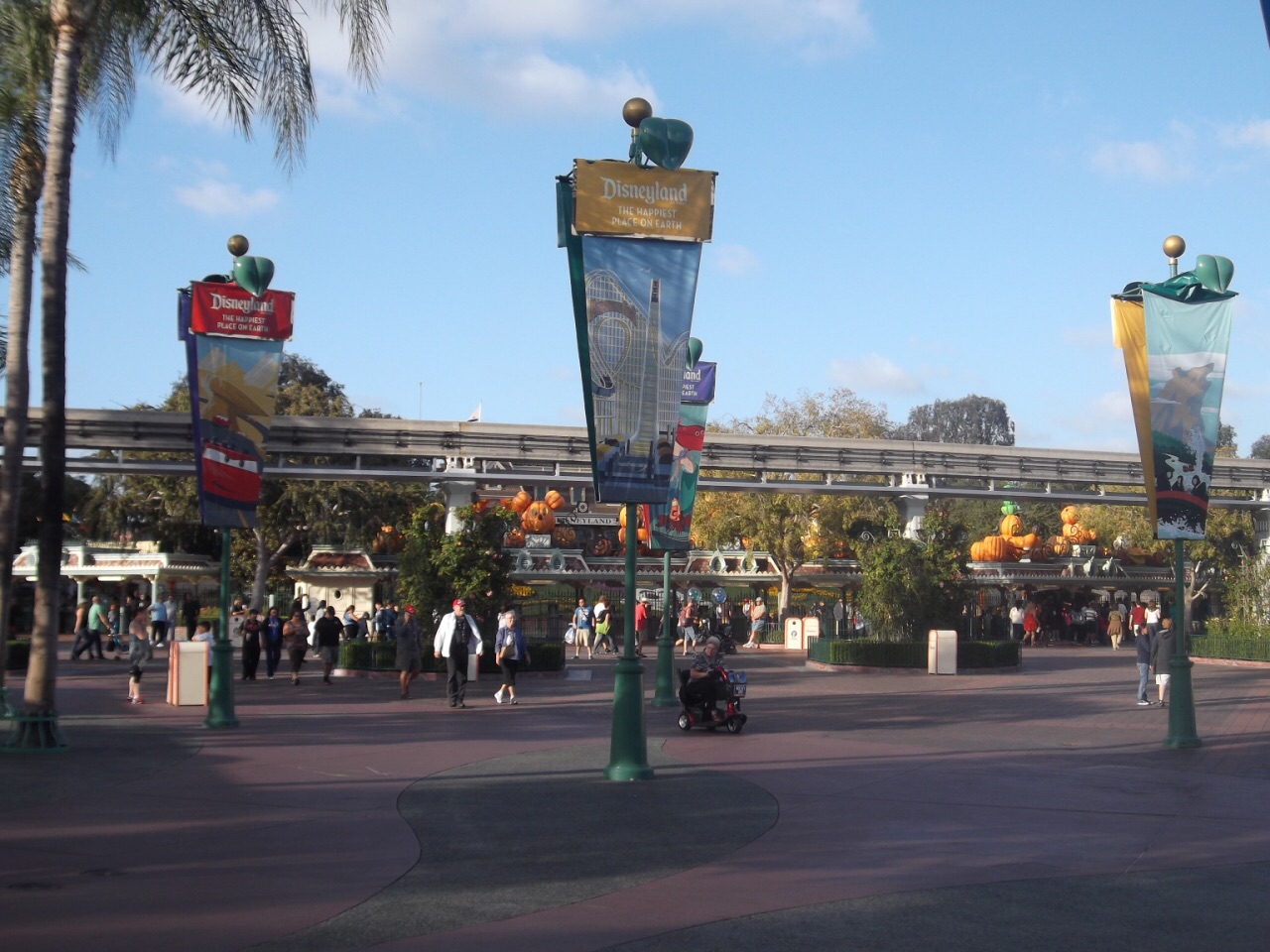 迪士尼冒险乐园 加州迪士尼乐园是最早的迪士尼乐园。乐园分为儿童乐园和冒险乐园，两个乐园门对门，但是不