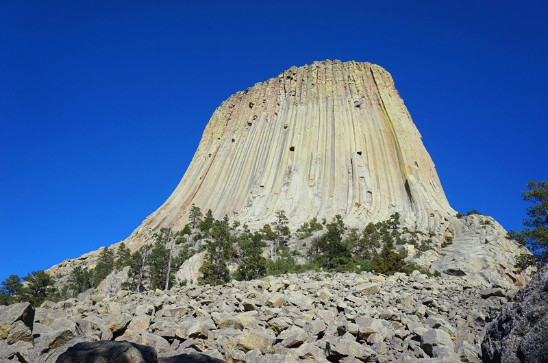 魔鬼塔 魔鬼塔位于美国西部怀俄明州东北部，临贝尔富什河附近的丘陵上，是一座巨型的圆柱体岩石，被誉为美