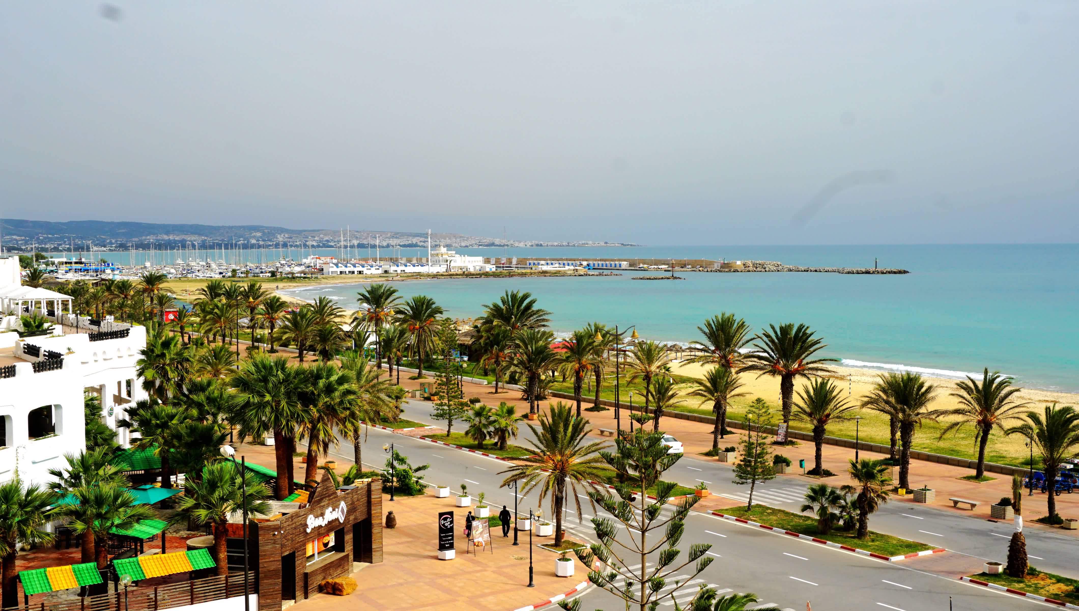 哈马马特紧邻地中海，窄窄的突尼斯海峡对面是意大利的西西里岛，这里是欧洲人的海滨度假胜地。