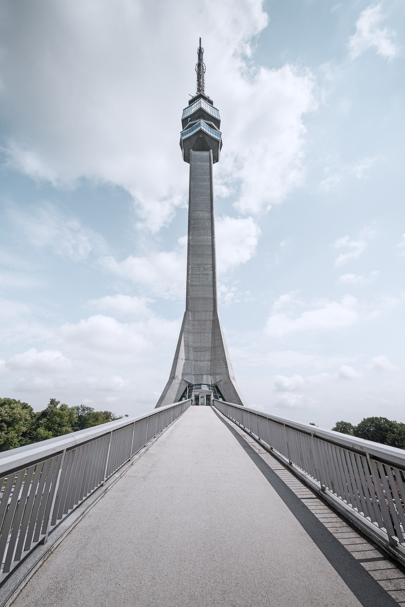 阿瓦拉塔是一个204.68米高的电信塔。 阿瓦拉塔位于贝尔格莱德的阿瓦拉山。 一对父子站在高塔内，俯