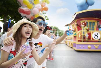 上海迪士尼门票+导游8/14/16快速通行+快速入园+免绕胡【①早享卡+导游服务套餐可带玩8项目含演出②快速游玩套餐保证项目排队5-20分钟+花车烟花人工占位】
