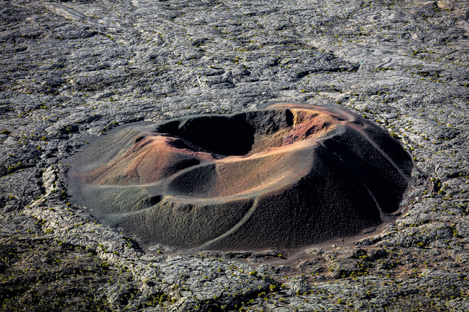 正式跟着向导踏着龙脊火山岩进军富尔奈斯火山！ 烈日当头照紫外线很强，怕黑怕晒伤的朋友防晒霜必不可少。