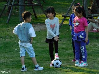 抓拍幼儿男女足球“对抗赛”