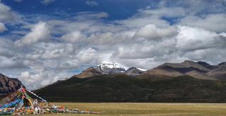 “空中飘起雪花，脚下的路泛起白沙”，这是一条朝圣的路。