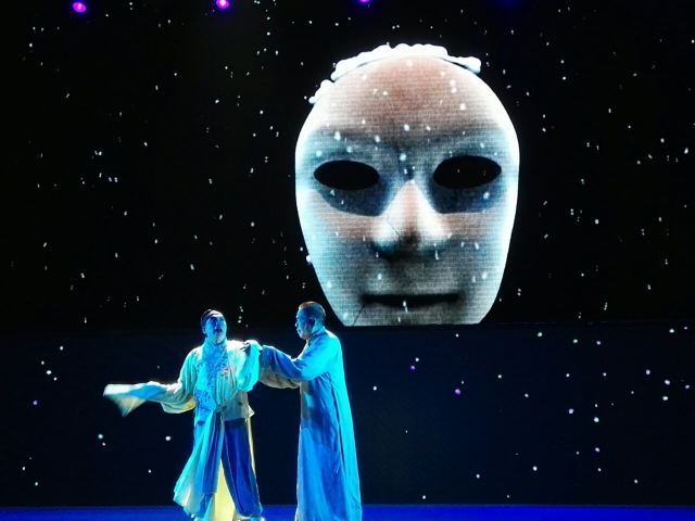 See the legendary "Furong Guocui" Bian Lian show.