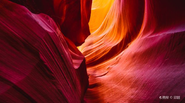 <3天>【國家地理雜誌推薦】·洛杉磯+拉斯維加斯+羚羊彩穴+馬蹄灣：住2晚拉斯維加斯大道酒店+羚羊彩穴隨手拍大片+馬蹄灣挑戰心跳加速+拉斯網紅歡迎招牌+巴斯托奧特萊斯血拼(2人成行)