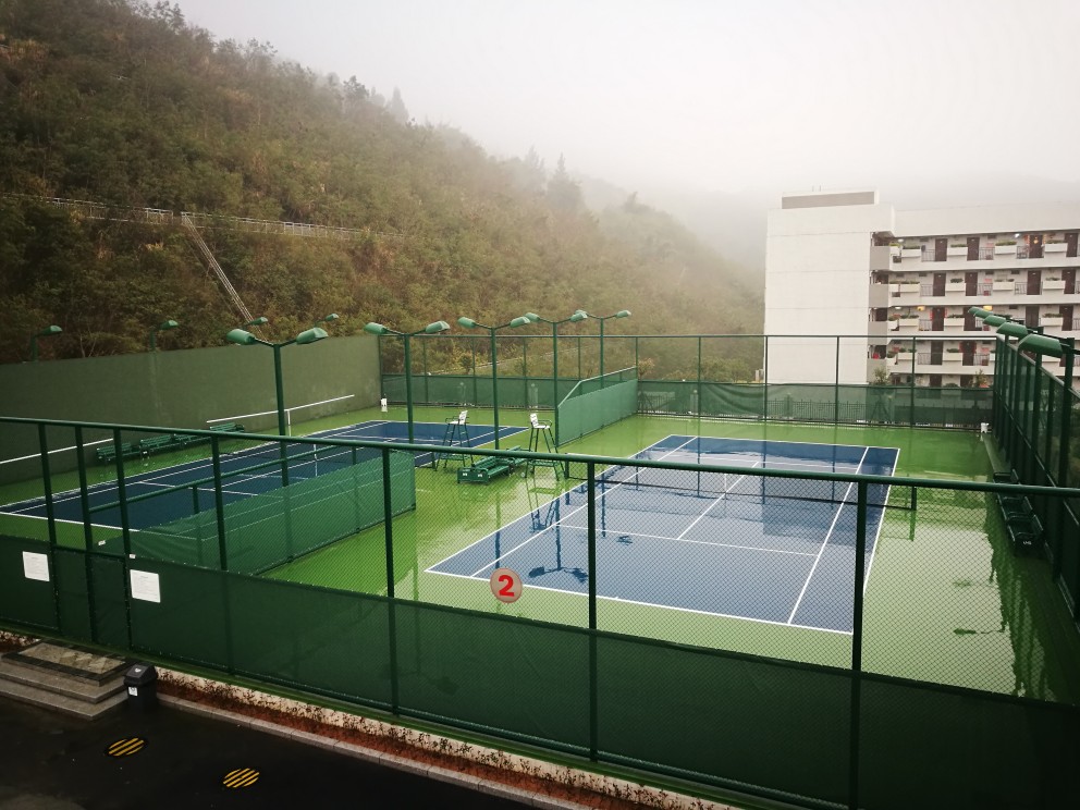 雨水中的网球场