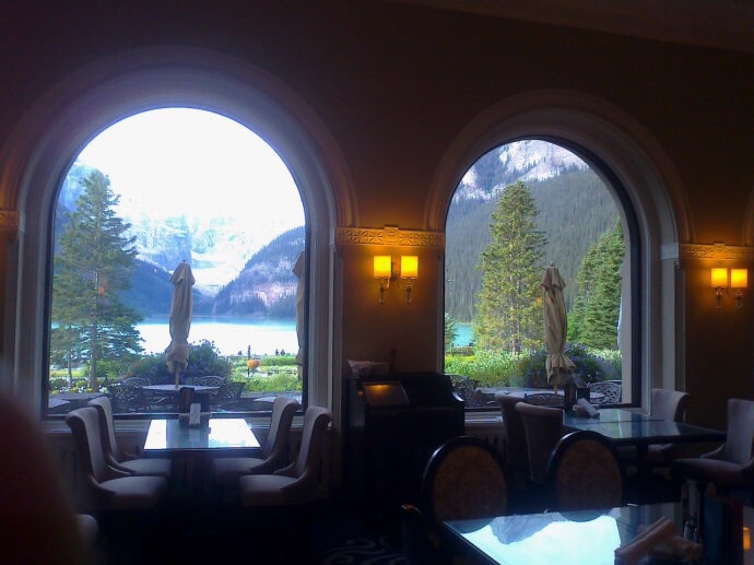 露易丝湖城堡酒店内，眺望窗外的露易丝湖