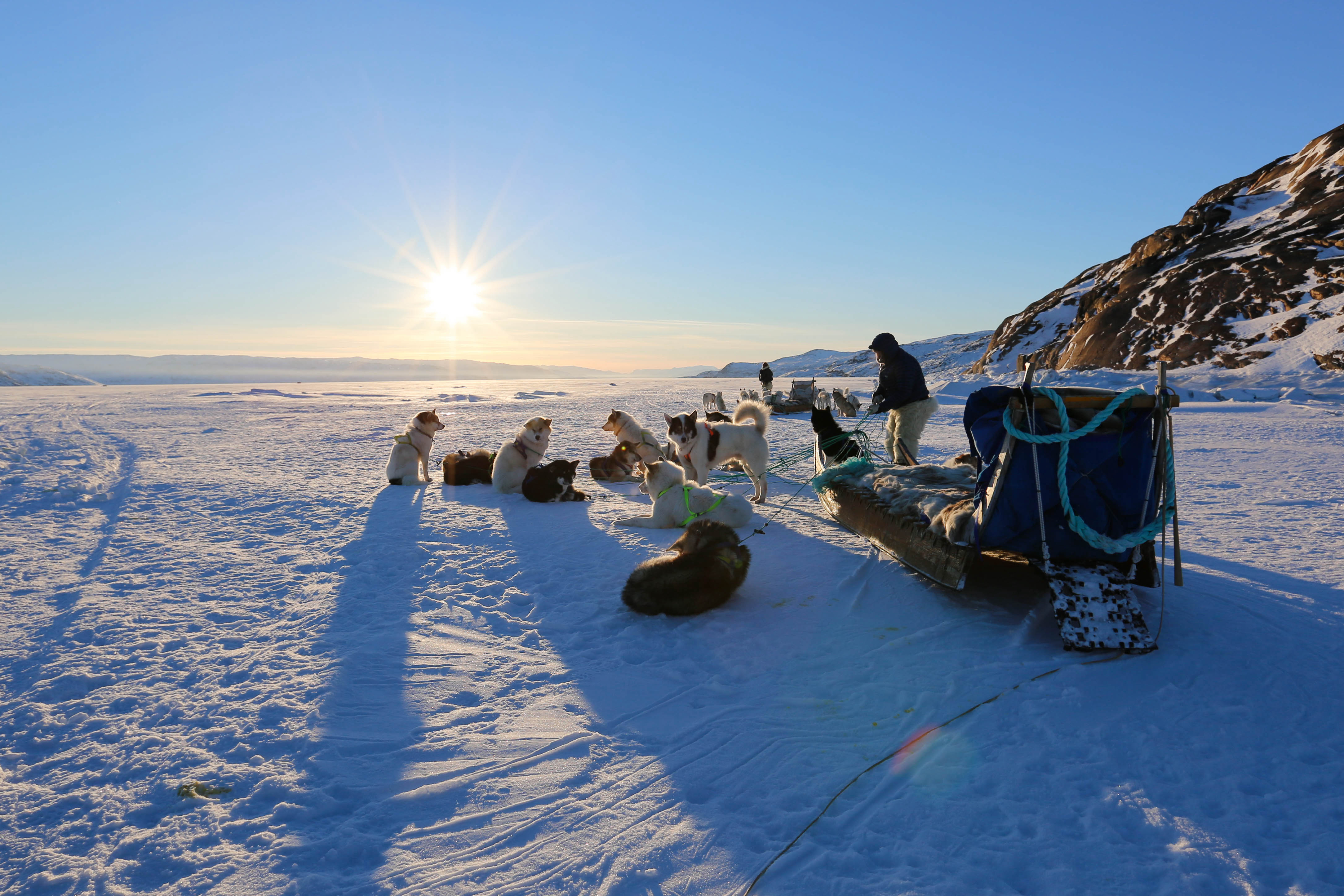 Kangerlussuaq这里是到永久冰封的海面坐狗雪橇的，我自己觉得比在Ilulissat的时候震