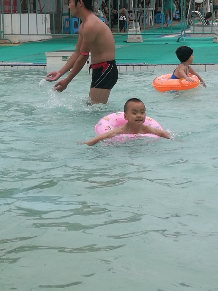 儿子游泳