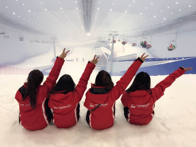 景点介绍:哈尔滨万达娱雪公园是全球最大的室内滑雪场,冬季的滑雪天堂，让雪友们不用在饱受室外冷风的刺骨