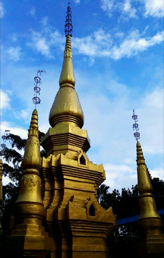 佛意勐海          西双版纳是一个佛教盛行的地方，勐海的乡村城镇也都有大小各异的佛寺，这里的