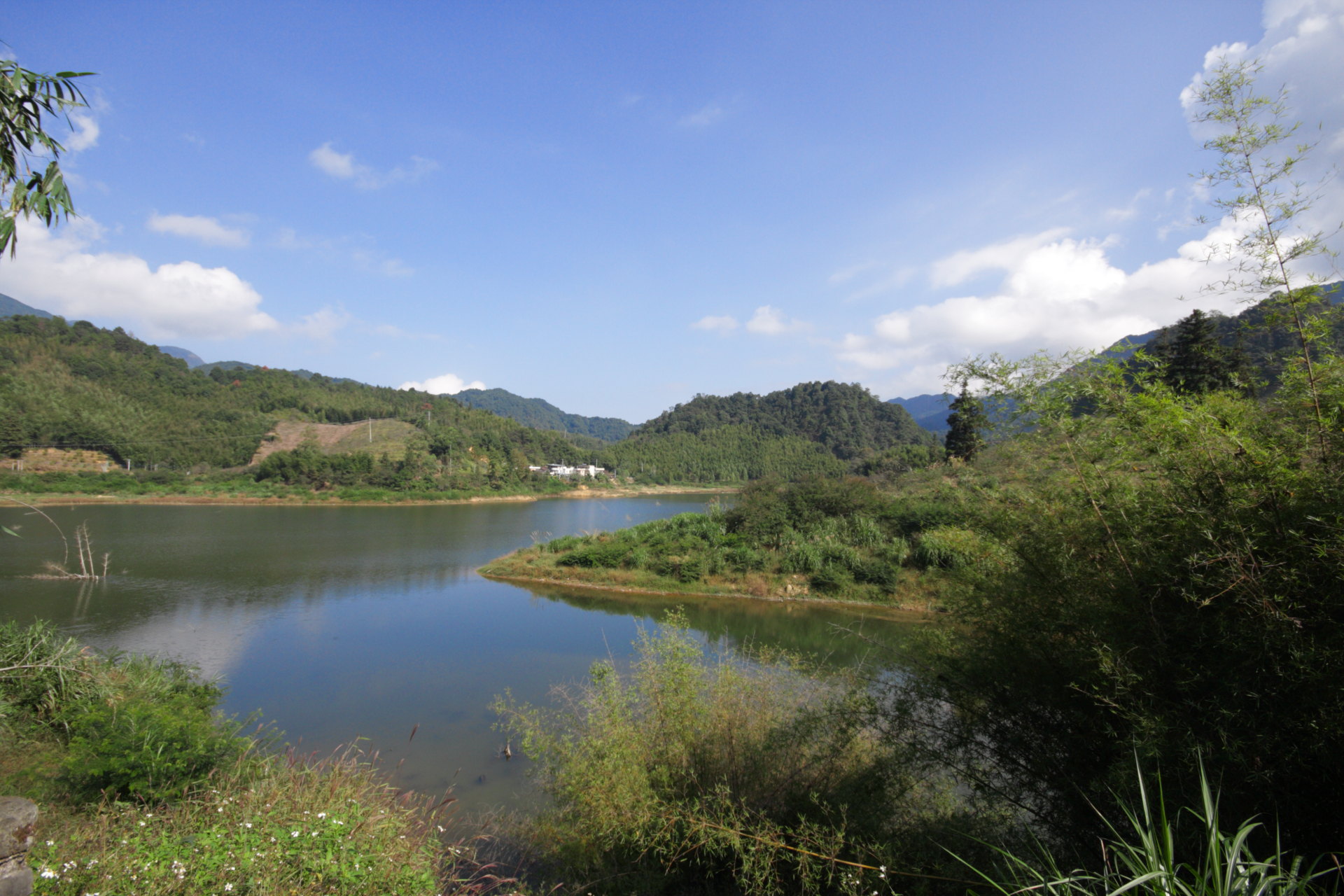 从化溪头村的美，你知道吗？ 溪头村的地理位置是位于流溪河三大源头之一，周边环境山高草密，林茂竹翠，峡