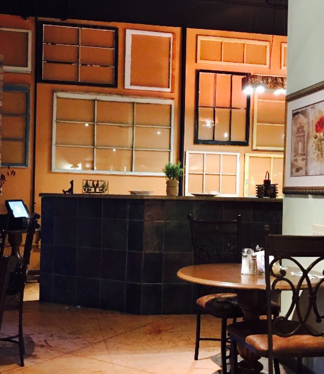 Mr. Gino's Restaurant & Bar餐厅图片