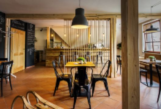 Cafe Black and Wine美食图片