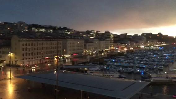 马赛旧港的日落，乌云下的阳光诡异