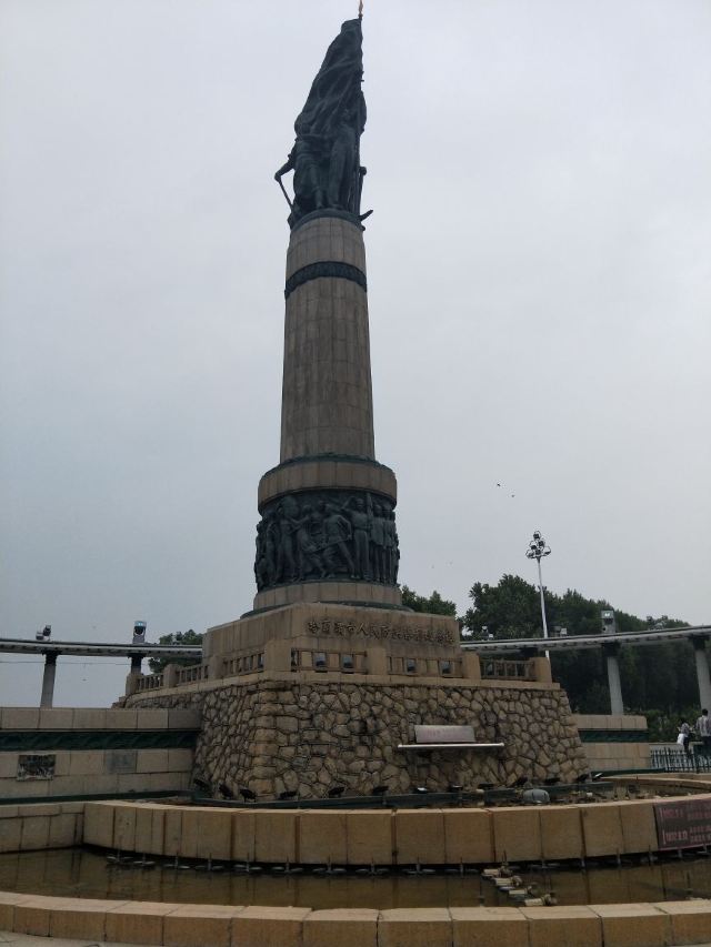 방홍(팡훙) 기념탑