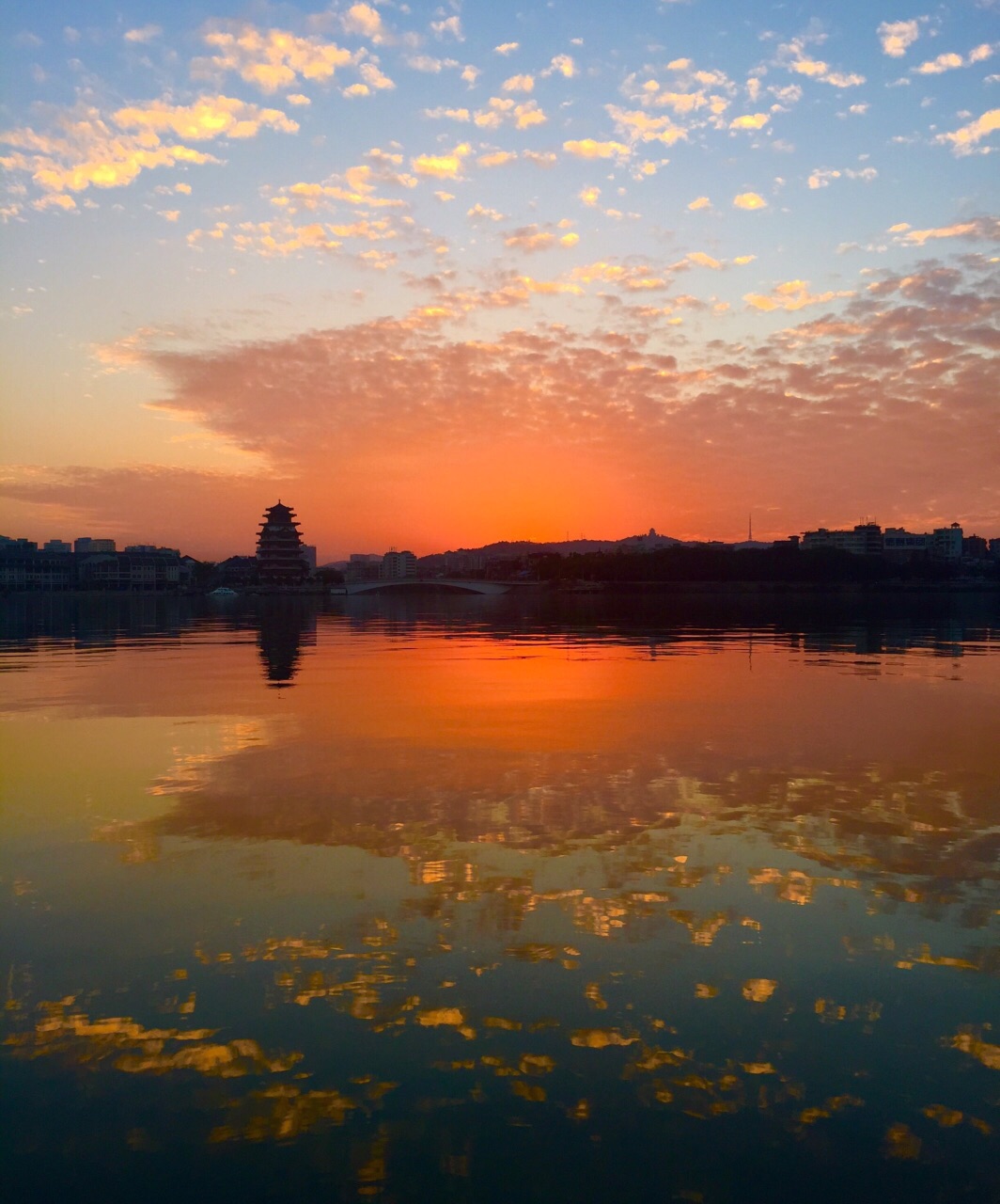 人悦黄昏后，夕染东江旁，大美惠州。