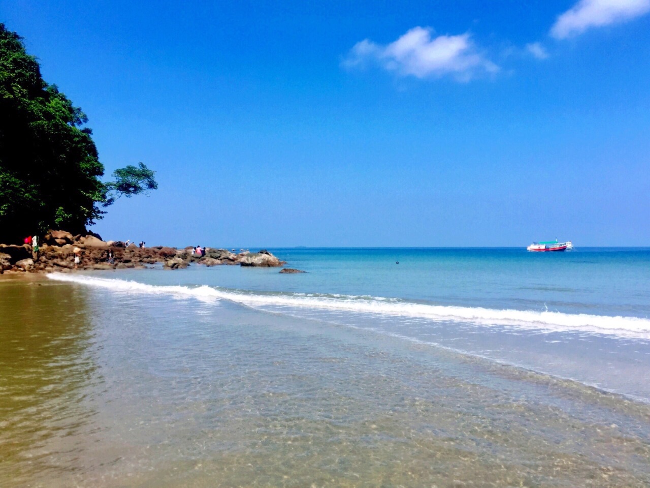 缅甸除了大金塔以外，西南边还有，绵延十数公里长的维桑海滩。那里海水清澈，湛蓝犹如蓝宝石般。小岛还有个