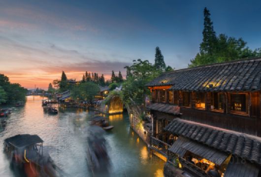 嘉兴乌镇一日游【东栅西栅◆日夜全景◆西栅夜游◆纯玩团】【[纯玩保障]口碑推荐，品质保障，价格透明，大门票全含，纯玩无购物！】