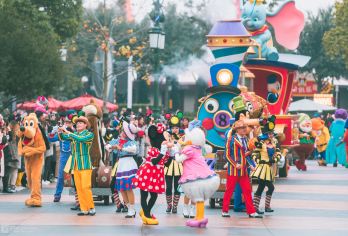 上海迪士尼门票+导游8/14/16快速通行+快速入园+免绕湖【①早享卡+导游服务套餐可带玩8项目含演出②快速游玩套餐保证项目排队5-20分钟+花车烟花人工占位】