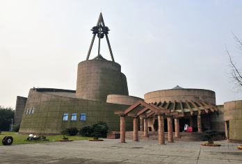 成都出发：广汉三星堆博物馆+都江堰景区一日游【私家团】【私家小团丨小众玩法丨纯玩无购丨独立包车丨行程可调丨随停随走丨时间自由丨上门接送】