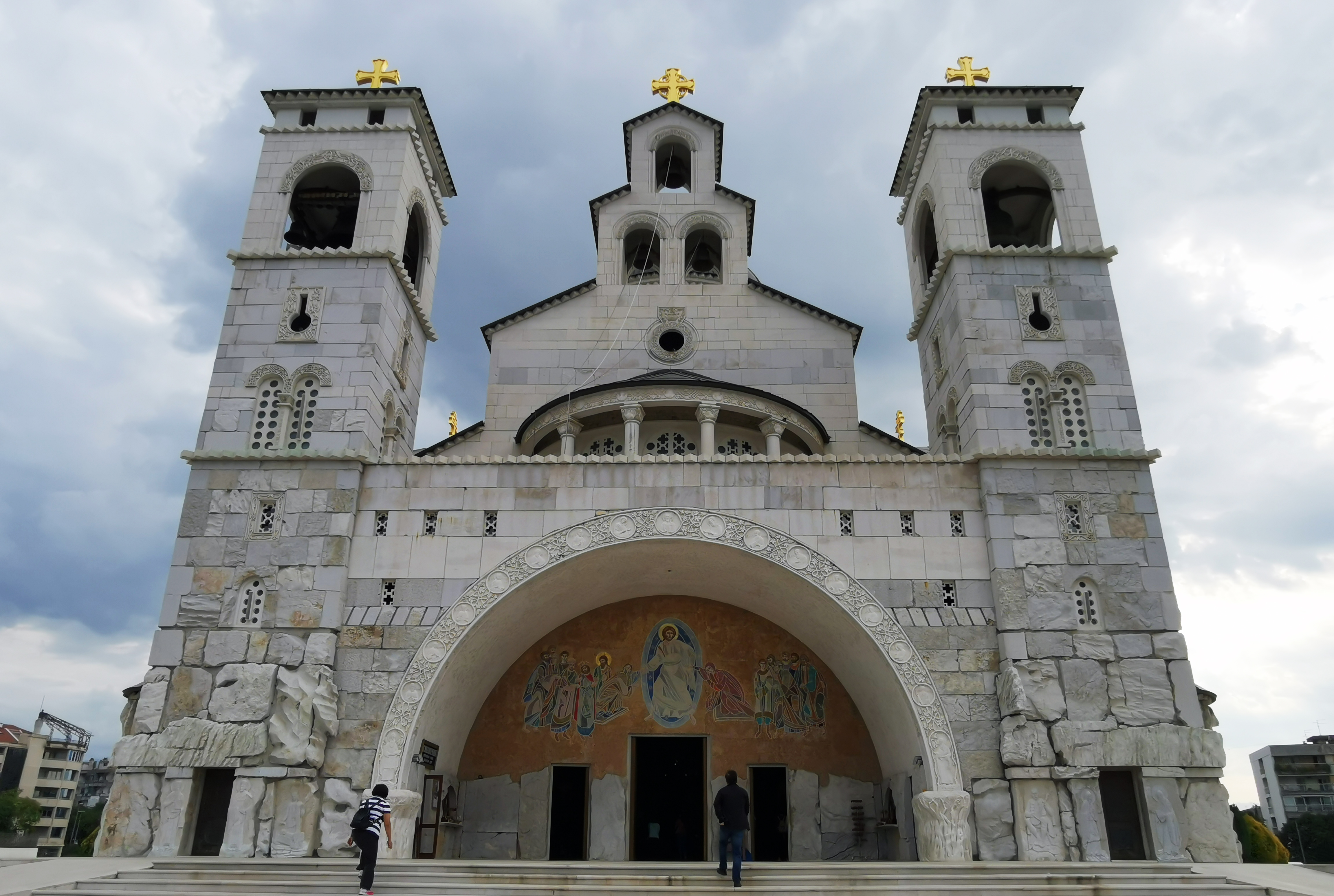 三. 基督救世主大教堂 神圣而辉煌  位于黑山首都波德戈里察，是一座塞尔维亚正教会的教堂。教堂奉献给