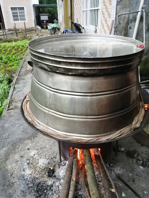 用柴烧,用米蒸,隆林老乡自己酿酒过节真不错