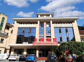 游蓟县九山顶东阳农家院，在篝火边喝着酒啃着烤全羊，惬意极了！
