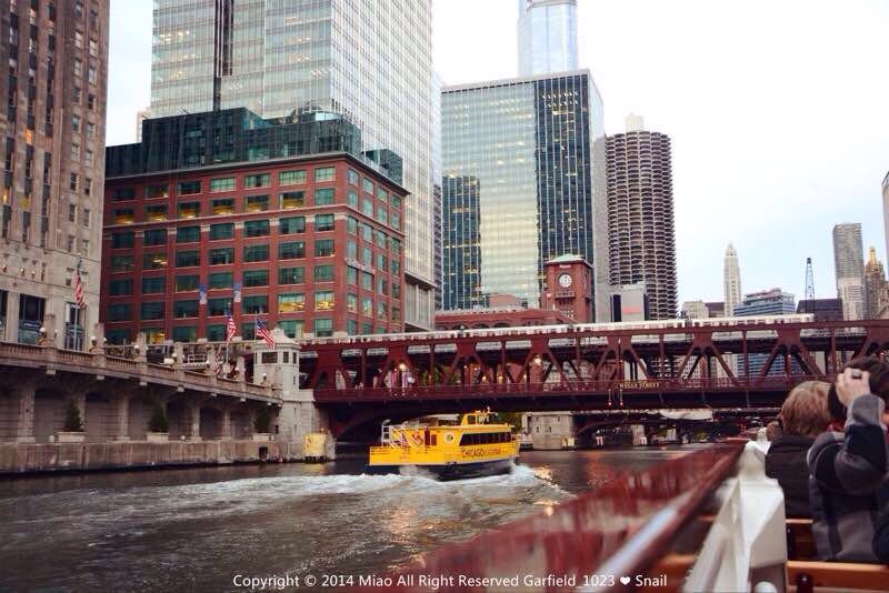 坐船游芝加哥河