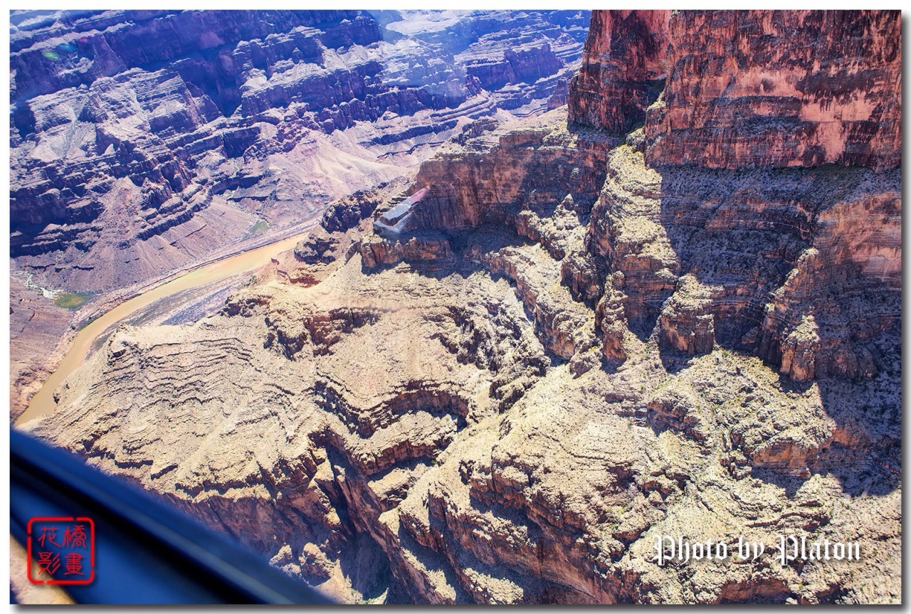 乘坐直升机，观赏美国科罗拉多大峡谷的西峡