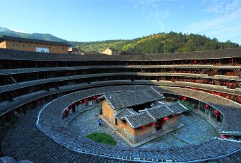 永定土楼+初溪一日游【2-8人VIP小团+赠土楼王景区讲解】【[2-8人VIP小团]上门接送，亲身体验客家传统习俗文化，感受土楼历史！】