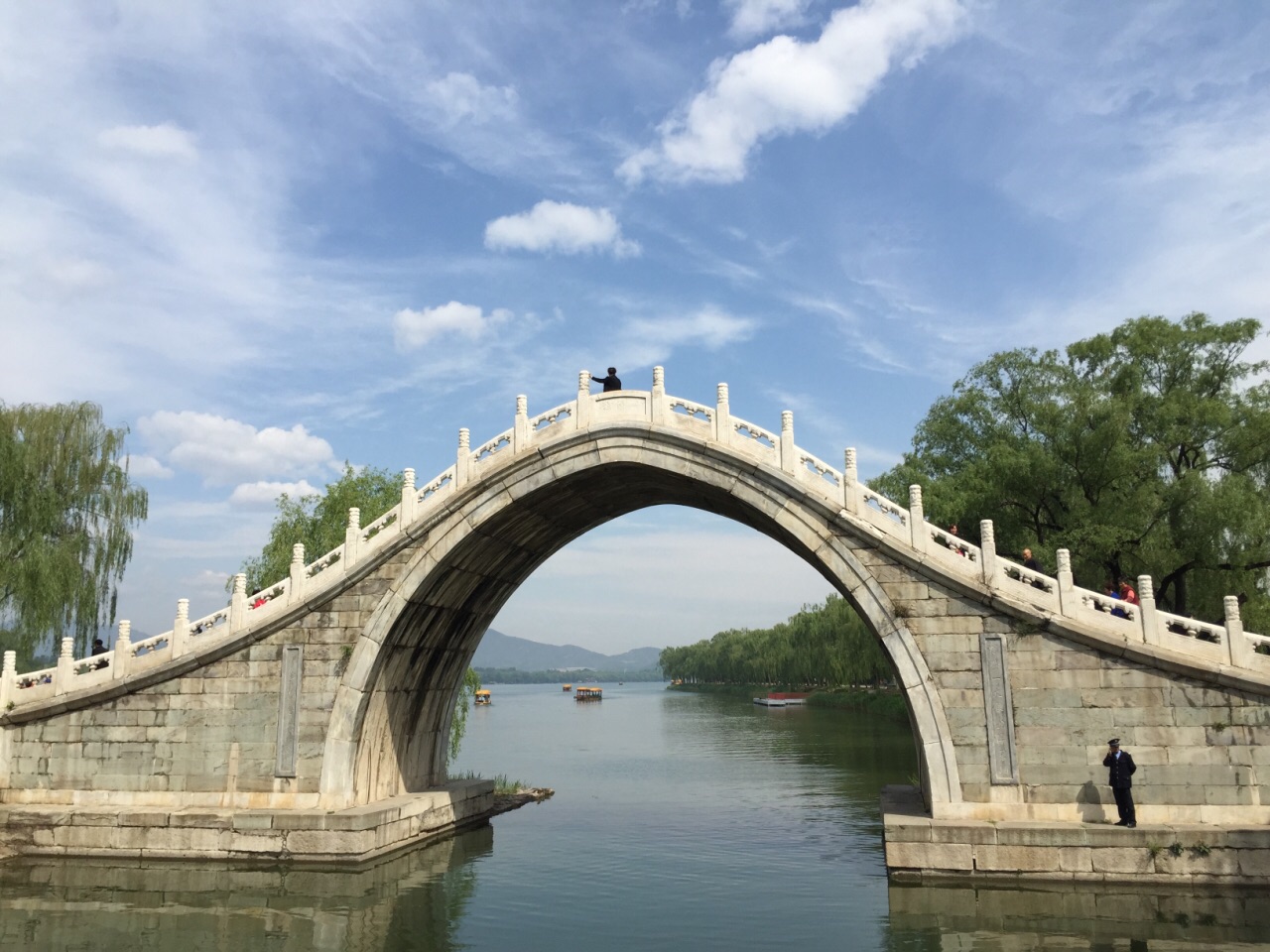 颐和园的桥 颐和园昆明湖有很大的水面，也建有不少漂亮的挢，给原来就很美的园林增色不少。玉带桥的造型非