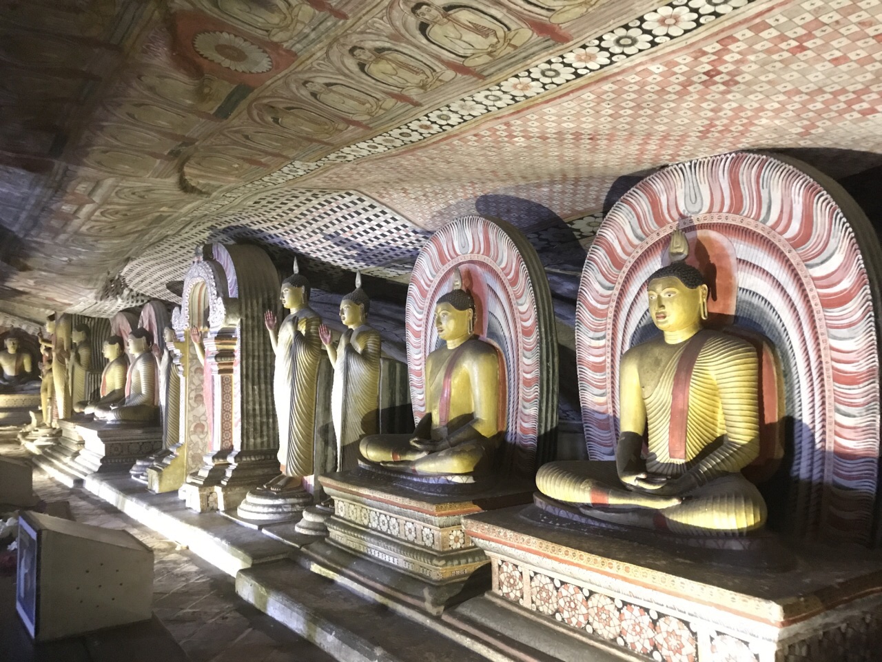 丹布勒石窟：千姿百态的释迦摩尼造像