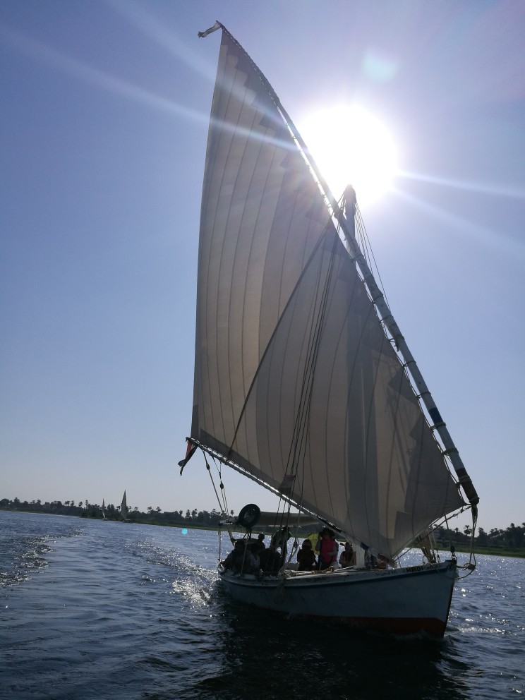 埃及卢克索尼罗河上帆船游