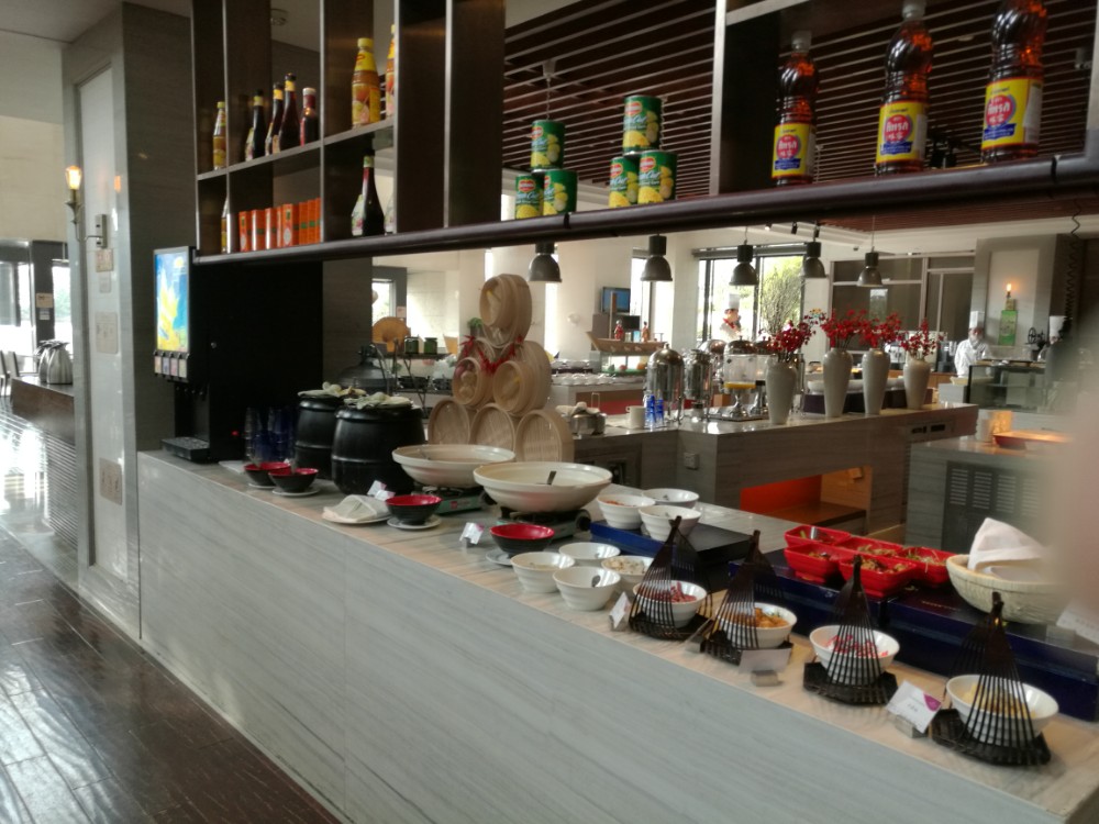 徐州绿地皇冠假日酒店全日制餐厅的早餐和晚餐