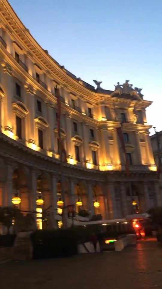 灯光下的罗马共和广场
