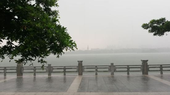 HongShuWan JiaJu BoLan ZhongXin