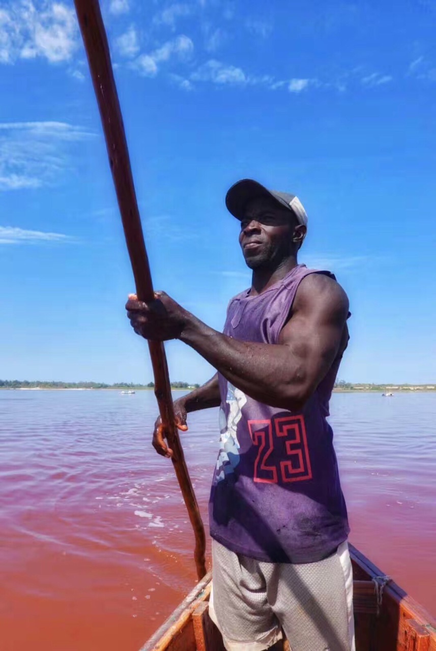 在西非塞内加尔的达喀尔，惊奇的遇到一个粉色玫瑰湖