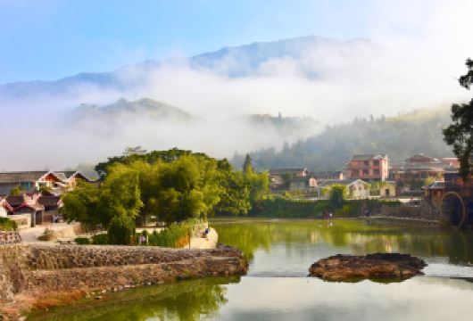 福建云水谣+田螺坑一日游丨漳州集合/厦门岛内接送丨含特色午餐【村中幽长古道、百年老榕、神奇土楼，还有那灵山碧水，无不给人以超然的感觉】