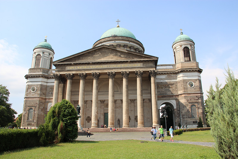 埃斯泰尔戈姆大教堂位于距布达佩斯20公里的埃斯泰尔戈姆市，又名埃斯泰尔戈姆圣母升天大教堂，是匈牙利第