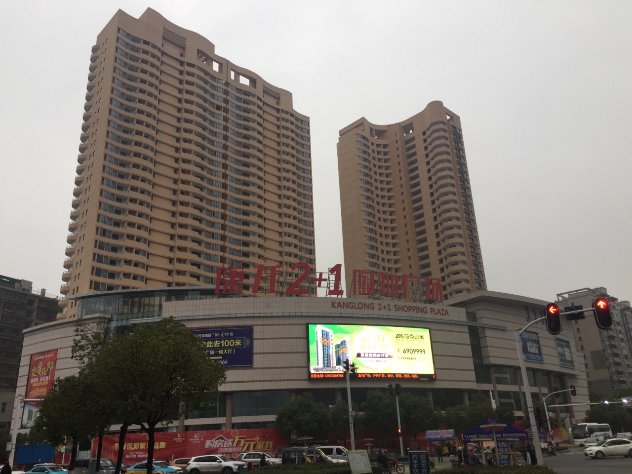 宜昌街头，宾馆和饭店。