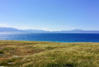 赛里木湖+国门景区一日游【6人小团丨范围内酒店接送】【[服务提升]含半环湖车费·原车进入不换区间车】