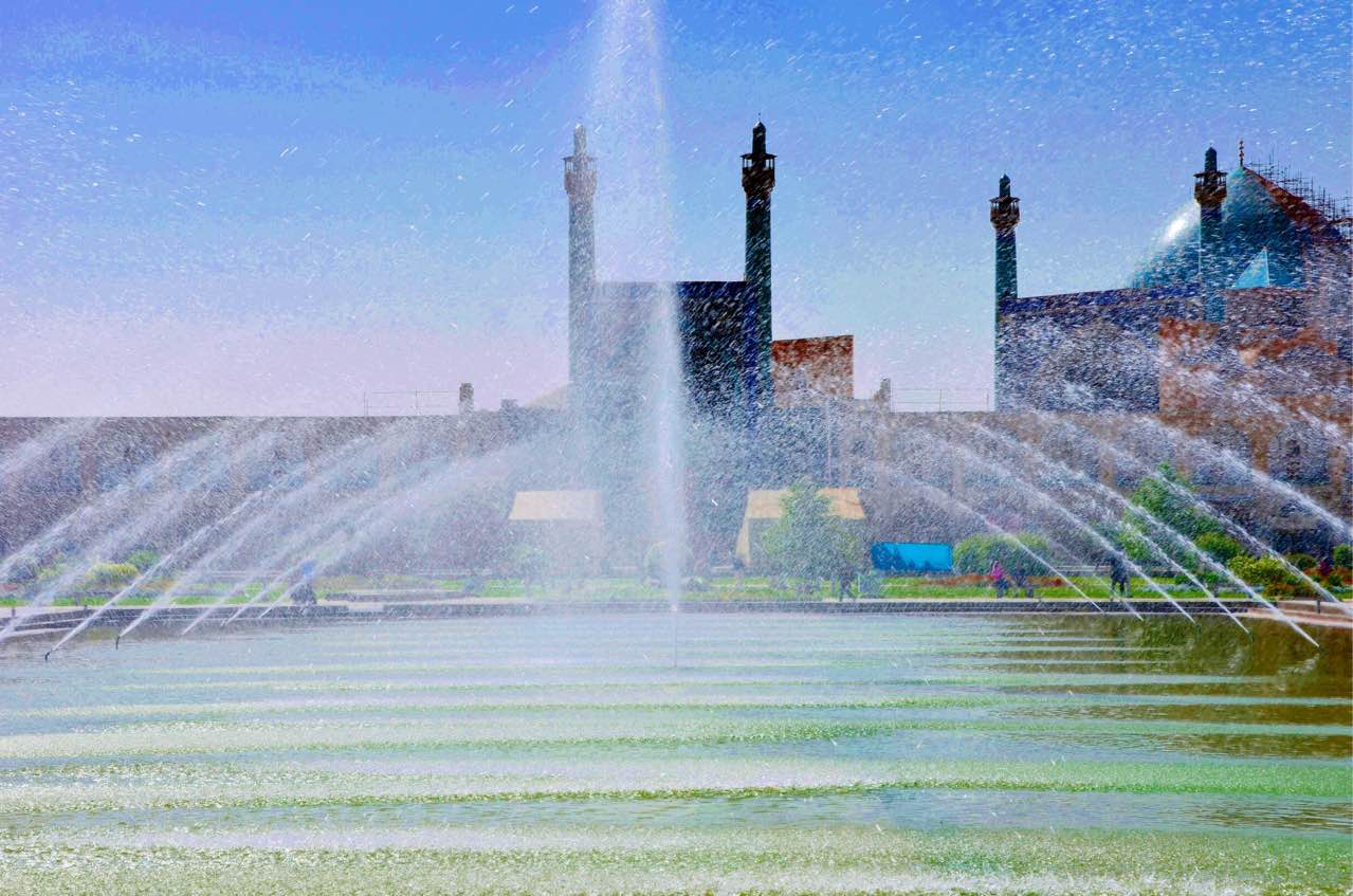 伊斯法罕的依玛目广场，是仅次于天安门广场的，世界第二大广场。中央的巨型喷水池，在阳光的照耀下，交织出